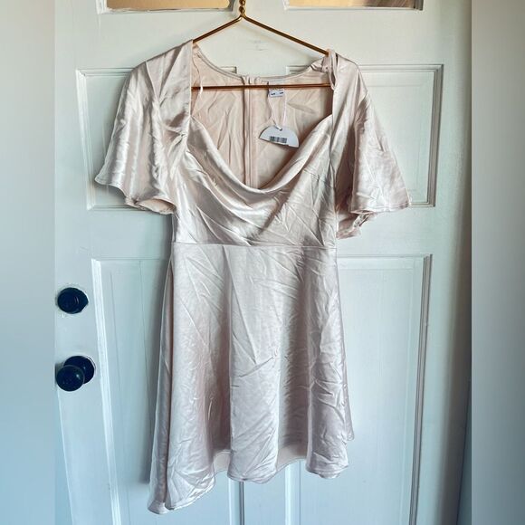 Nwt SELFIE LESLIE
SYDNEY ANGEL SLEEVE COWL NECK SATIN DRESS CHAMPAGNE - Picture 2 of 6